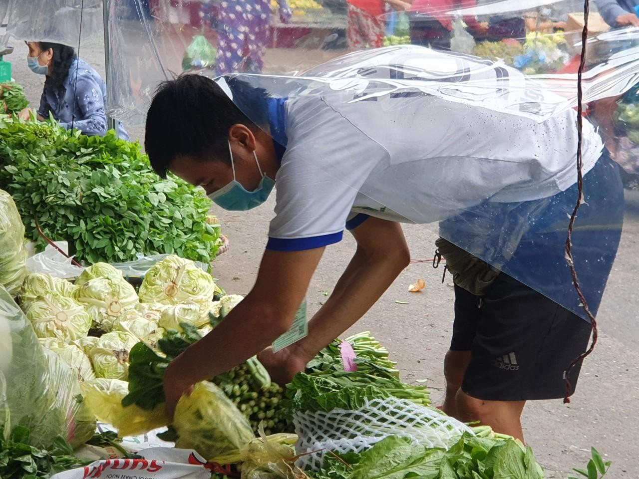 Dù nhiều huyện Hà Nội đã là "vùng xanh" giá rau tương đối rẻ nhưng vẫn có những khó khăn nhất định trong khâu vận chuyển, tiêu thụ nông sản nên giá rau đến tay người tiêu dùng ở Hà Nội vẫn tương đối cao. Anh Nguyễn Hải Hưng ở xã Đại Thành (huyện Quốc Oai), bán rau ở chợ Đầu mỗi phía Nam (quận Hoàng Mai) nhiều năm cho biết, hôm nay việc đi lại thu gom rau và vận chuyển về chợ đầu mối bán đã thuận lợi, nguồn cung dồi dào. Dù nhiều huyện Hà Nội đã là "vùng xanh" giá rau tương đối rẻ nhưng vẫn có những khó khăn nhất định trong khâu vận chuyển, tiêu thụ nông sản nên giá rau đến tay người tiêu dùng ở Hà Nội vẫn tương đối cao. Anh Nguyễn Hải Hưng ở xã Đại Thành (huyện Quốc Oai), bán rau ở chợ Đầu mỗi phía Nam (quận Hoàng Mai) nhiều năm cho biết, hôm nay việc đi lại thu gom rau và vận chuyển về chợ đầu mối bán đã thuận lợi, nguồn cung dồi dào.