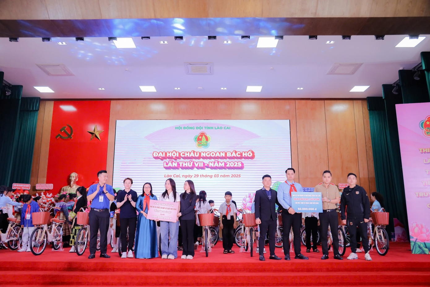 Tại đại hội, các nhà tài trợ trao biểu trưng ủng hộ chương trình. Tỉnh Đoàn - Hội đồng Đội tỉnh Lào Cai phối hợp với các đơn vị tài trợ đã trao 55 chiếc xe đạp; 20 suất học tiếng Anh cho các thiếu nhi tại địa bàn thành phố Lào Cai; 24 suất học bổng đào tạo MC nhí trị giá 74 triệu đồng; sân chơi thiếu nhi trị giá 30 triệu đồng. Tại đại hội, các nhà tài trợ trao biểu trưng ủng hộ chương trình. Tỉnh Đoàn - Hội đồng Đội tỉnh Lào Cai phối hợp với các đơn vị tài trợ đã trao 55 chiếc xe đạp; 20 suất học tiếng Anh cho các thiếu nhi tại địa bàn thành phố Lào Cai; 24 suất học bổng đào tạo MC nhí trị giá 74 triệu đồng; sân chơi thiếu nhi trị giá 30 triệu đồng.