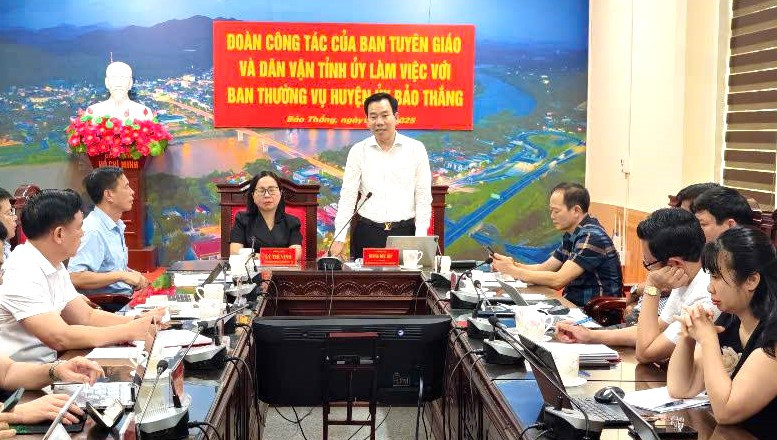 Ban Tuyên giáo và Dân vận Tỉnh ủy Lào Cai khảo sát, nghiên cứu xây dựng thí điểm mô hình xã “xã hội chủ nghĩa” tại huyện Bảo Thắng. Ảnh: Duy Phong - Thanh Nga Ban Tuyên giáo và Dân vận Tỉnh ủy Lào Cai khảo sát, nghiên cứu xây dựng thí điểm mô hình xã “xã hội chủ nghĩa” tại huyện Bảo Thắng. Ảnh: Duy Phong - Thanh Nga