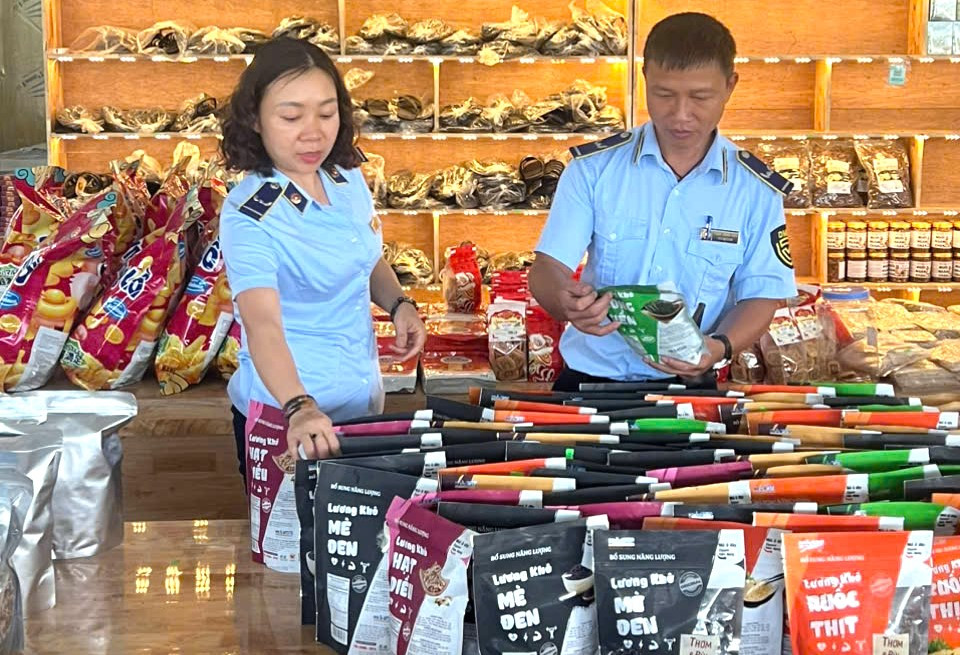 Sáu tháng đầu năm 2025, lực lượng quản lý thị trường tỉnh Lào Cai và các cơ quan chức năng đã kiểm tra 485 vụ, xử lý 445 vụ vi phạm về hàng giả, hàng kém chất lượng. Sáu tháng đầu năm 2025, lực lượng quản lý thị trường tỉnh Lào Cai và các cơ quan chức năng đã kiểm tra 485 vụ, xử lý 445 vụ vi phạm về hàng giả, hàng kém chất lượng.