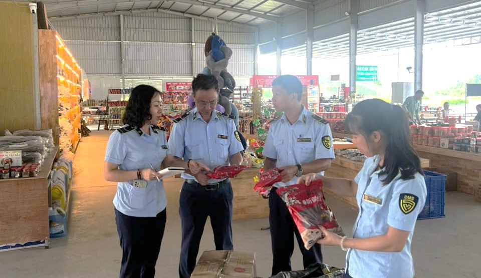 Số tiền xử phạt vi phạm hành chính là 3,53 tỷ đồng; bán hàng tịch thu trị giá hơn 360 triệu đồng; giá trị hàng hóa tiêu hủy trên 2,8 tỷ đồng. Số tiền xử phạt vi phạm hành chính là 3,53 tỷ đồng; bán hàng tịch thu trị giá hơn 360 triệu đồng; giá trị hàng hóa tiêu hủy trên 2,8 tỷ đồng.