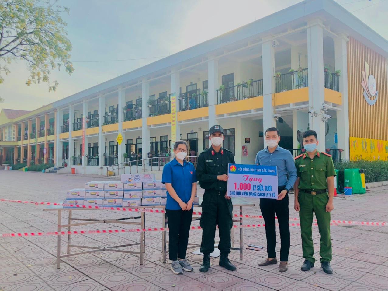 Với tinh thần “Vì đàn em thân yêu”, đồng hành cùng thiếu nhi Bắc Giang, Tỉnh Đoàn, Hội đồng Đội tỉnh phát động các cơ sở Đoàn, Đội chung tay tổ chức các hoạt động chăm lo, đồng hành với các em thiếu nhi tại các khu cách ly.