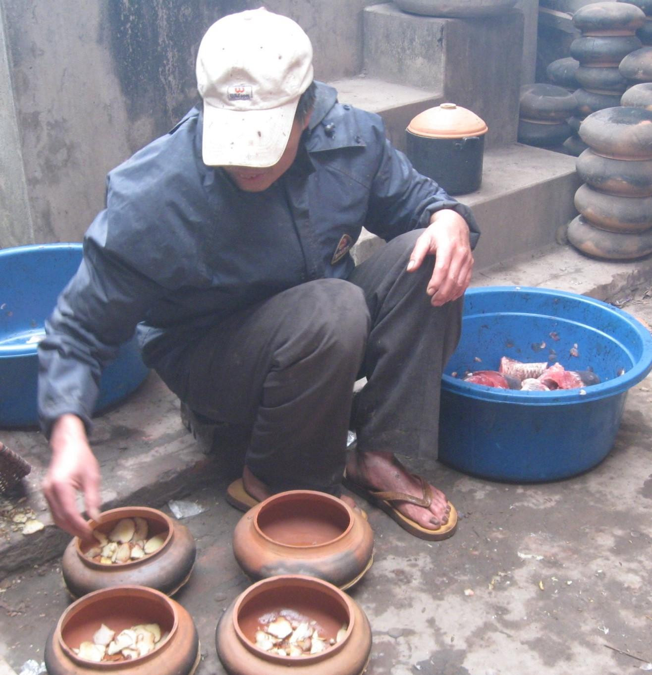 Cá làm sạch, để nguyên vẩy, bỏ phần đầu và đuôi. Tuỳ theo yêu cầu của khách, mà chọn loại niêu cho phù hợp. Đáy niêu phải lót một lớp riềng, để chống cháy và tạo mùi vị cho niêu cá. Sau đó xếp cá vào. Rắc ít riềng và gừng giã nhỏ để chống mốc, rồi tưới đều các gia vị lên trên. Thông thường gia vị một niêu cá kho gồm; Giềng lát, gừng giã nhỏ, nước mắm, nước cốt chanh, kẹo đắng và một số gia vị khác...