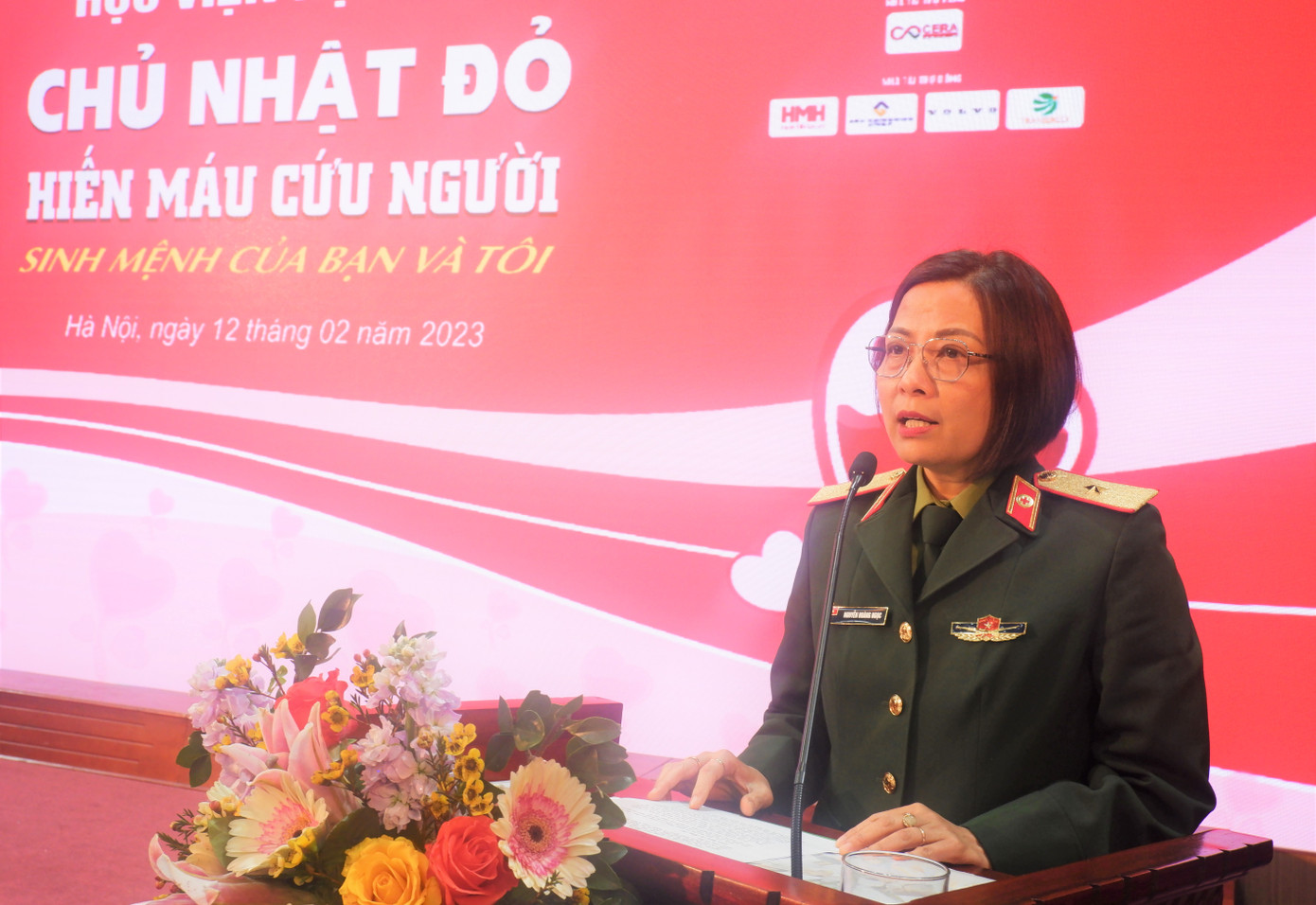 PGS.TS Nguyễn Hoàng Ngọc, Phó GĐ Bệnh viện TW Quân đội 108, đại diện đơn vị tiếp nhận máu bày tỏ lòng biết ơn và tri ân của cán bộ, học viên HV Hậu cần tham gia hiến máu và sự đồng hành của Báo Tiền Phong thực hiện Chủ nhật Đỏ. “Phong trào hiến máu cứu chữa đồng đội đã thu hút nhiều lực lượng tham gia, trong đó cán bộ, học viên của HV Hậu cần tham gia tích cực và đông đảo. Đây là nguồn máu rất quý, đem lại cơ hội hồi sinh cho đồng đội, nhân dân điều trị tại bệnh viện TW quân đội 108”, PGS.TS Nguyễn Hoàng Ngọc cho hay.