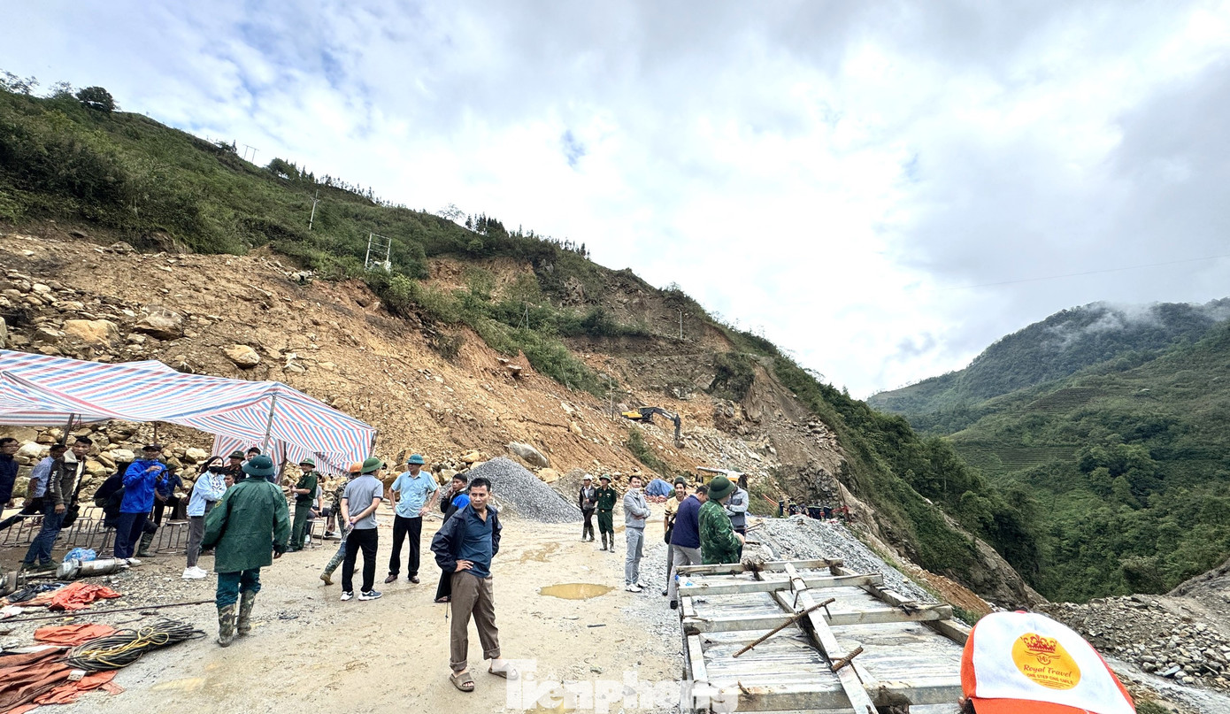 Các lực lượng như Công an, Quân đội và chính quyền địa phương xã Sì Lở Lầu, huyện Phong Thổ đã nhanh chóng có mặt tại hiện trường ngay sau khi xảy ra vụ việc. Các lực lượng như Công an, Quân đội và chính quyền địa phương xã Sì Lở Lầu, huyện Phong Thổ đã nhanh chóng có mặt tại hiện trường ngay sau khi xảy ra vụ việc.