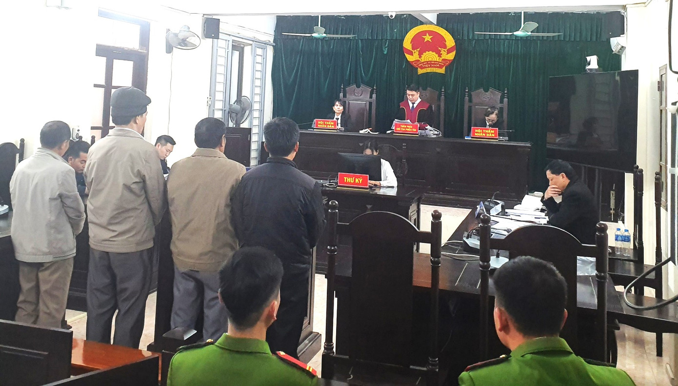 Phiên tòa xét xử 4 cán bộ thôn Vệ Xá giao thầu đất lâu dài lấy tiền làm công trình nông thôn mới