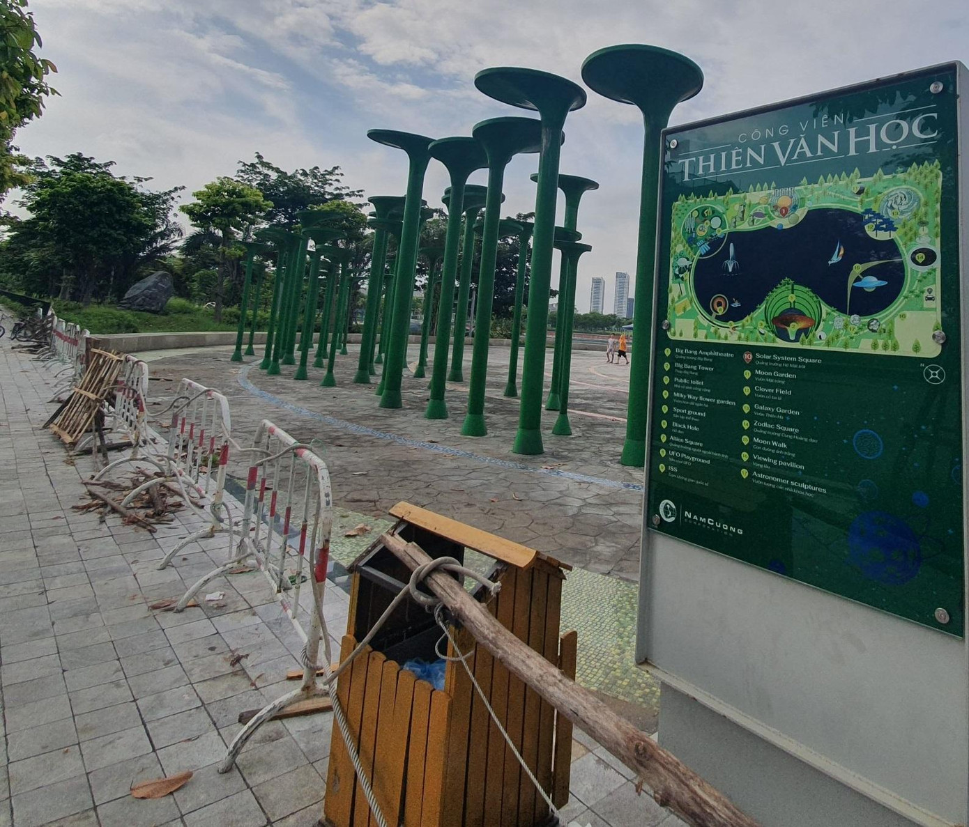 Theo ghi nhận của phóng viên, hầu hết các hạng mục của công viên Thiên văn học đã hoàn thành, nhưng các lối vào đều được bịt kín bằng các hàng rào bằng sắt, gỗ. Ở mỗi cửa ra vào công viên đều có bảo vệ canh gác nhưng chưa cho khách vào tham quan.