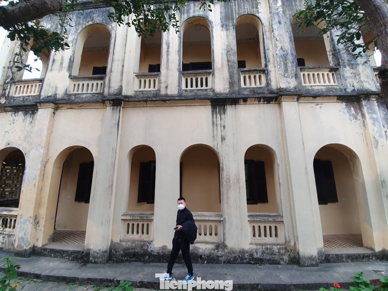 Theo một số tư liệu, Hoàng Yến Tchao đã mời kiến trúc sư người Pháp và Trung Quốc thiết kế, chỉ đạo thi công. Do vậy, kiến trúc dinh thự là sự kết hợp hài hòa giữa phong cách kiến trúc châu Âu và châu Á.