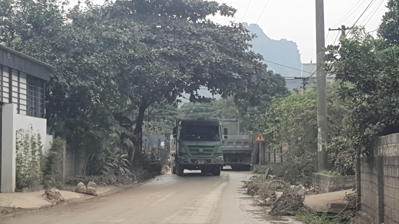 Ghi nhận tại đây chỉ trong một buổi trưa, hàng trăm chiếc "hổ vồ" nối đuôi nhau thành một hàng dài trên đường bê tông.