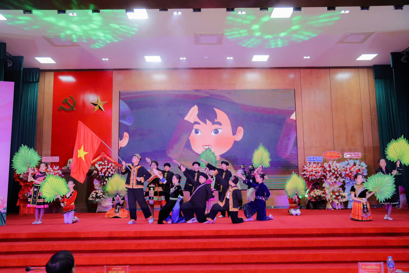 Trong 5 năm qua, thiếu nhi toàn tỉnh Lào Cai đã tổ chức hơn 150.000 hoạt động tuyên truyền, giáo dục; đóng góp hàng chục nghìn suất học bổng, xây dựng 146 ngôi nhà khăn quàng đỏ, chăm sóc 17 nghĩa trang liệt sĩ và 24 bia tưởng niệm. Phong trào đọc sách, sáng tạo khoa học kỹ thuật, các CLB sở thích, kỹ năng sống… được tổ chức ngày càng phong phú, khơi nguồn cảm hứng và tinh thần tự học, sáng tạo cho các em. Trong 5 năm qua, thiếu nhi toàn tỉnh Lào Cai đã tổ chức hơn 150.000 hoạt động tuyên truyền, giáo dục; đóng góp hàng chục nghìn suất học bổng, xây dựng 146 ngôi nhà khăn quàng đỏ, chăm sóc 17 nghĩa trang liệt sĩ và 24 bia tưởng niệm. Phong trào đọc sách, sáng tạo khoa học kỹ thuật, các CLB sở thích, kỹ năng sống… được tổ chức ngày càng phong phú, khơi nguồn cảm hứng và tinh thần tự học, sáng tạo cho các em.