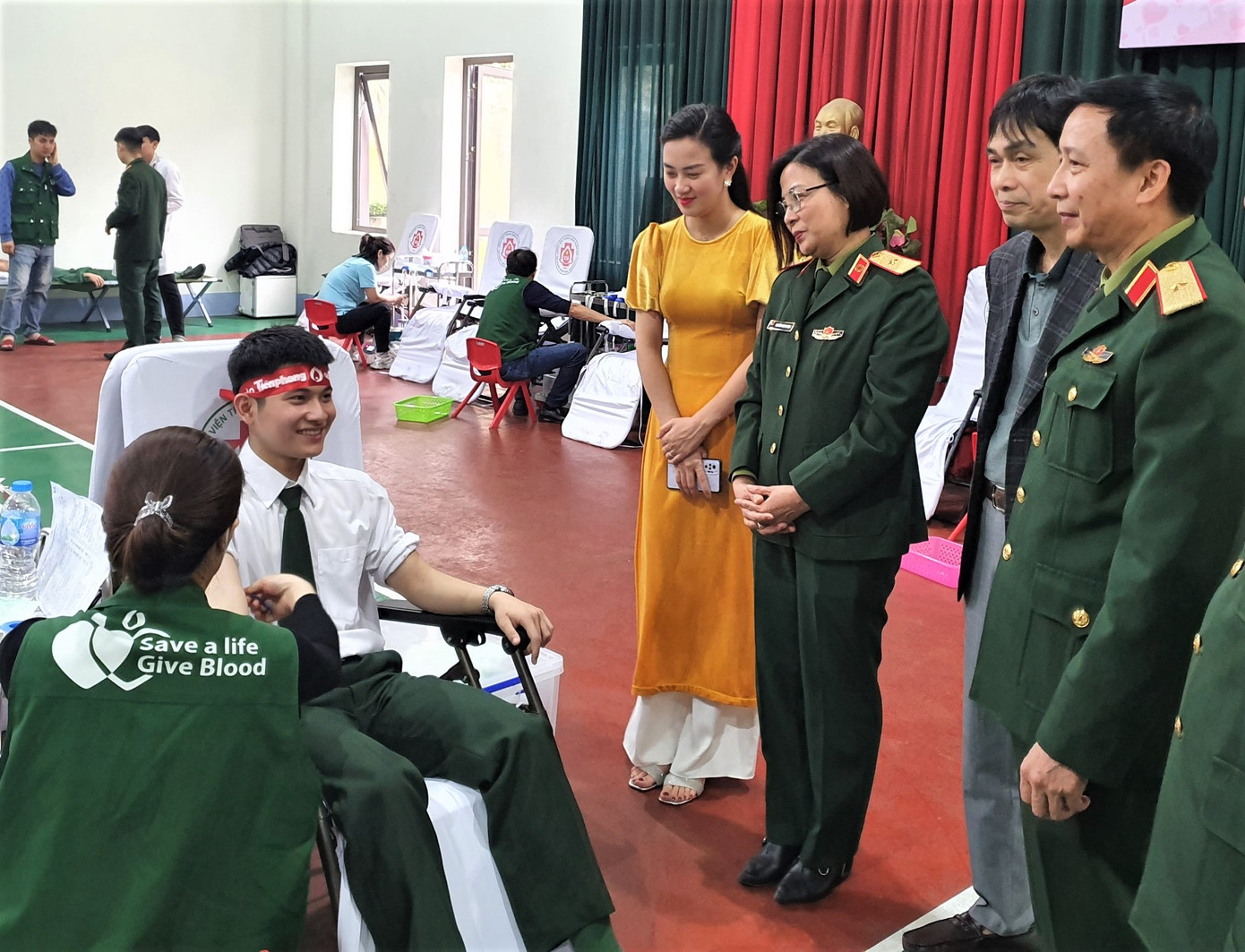 Ban lãnh đạo HV Hậu cần, BV TƯ 108 và Báo Tiền Phong thăm, động viên học viên tham gia hiến máu.