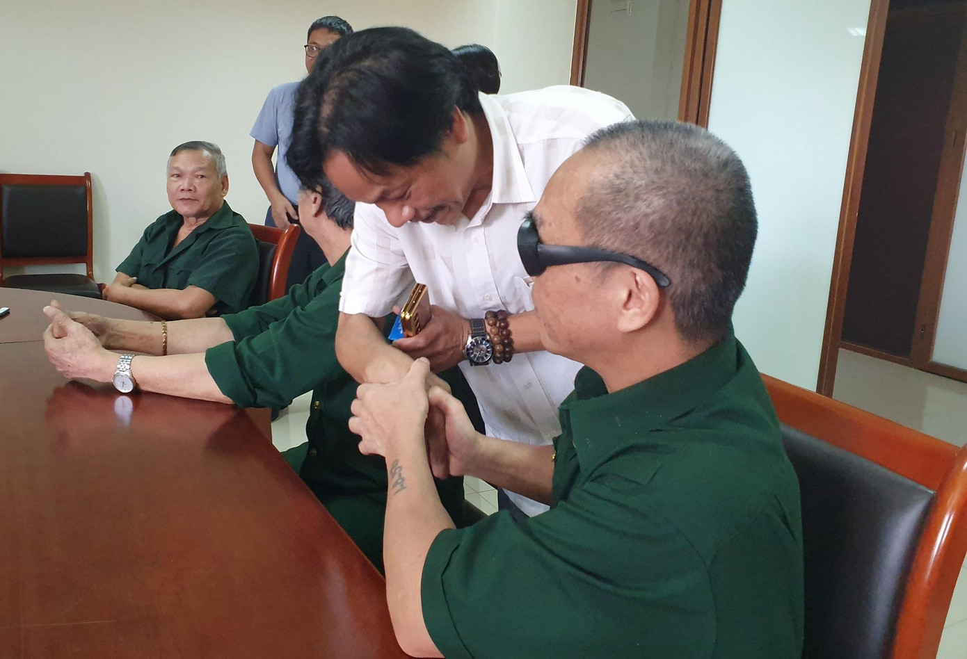 Nhà báo Lê Minh Toản, Phó Tổng Biên tập báo Tiền Phong chia sẻ: “Nhiều năm qua, báo Tiền Phong duy trì đều đặn hoạt động tri ân các thương bệnh binh tại các Trung tâm điều dưỡng và cựu TNXP trên cả nước. Ngoài nhiệm vụ mà Đảng và Nhà nước giao, báo Tiền Phong là tờ báo của thanh niên, của những người trẻ nên thực hiện các hoạt động tri ân để bày tỏ lòng biết ơn với quá khứ. Đây cũng là cách giáo dục thế hệ trẻ biết ơn những thế hệ cha, anh đi trước. Tuy nguồn lực có hạn nhưng với nghĩa cử tri ân, báo Tiền Phong luôn sẵn sàng kêu gọi các doanh nghiệp, nhà hảo tâm thực hiện. Báo Tiền Phong nguyện làm cầu nối để dòng chảy tri ân không bị đứt gãy".