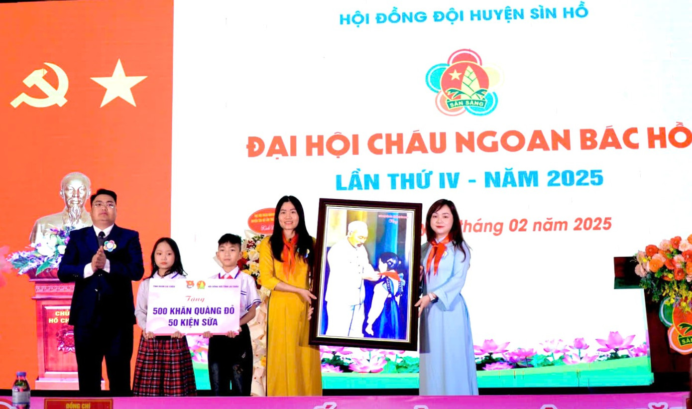 Tỉnh Đoàn - Hội đồng Đội tỉnh Lai Châu trao tặng 500 khăn quàng đỏ, 1 bức tranh Bác Hồ với thiếu nhi và 50 kiện sữa cho Đại hội Cháu ngoan Bác Hồ huyện Sìn Hồ lần thứ IV năm 2025. Tỉnh Đoàn - Hội đồng Đội tỉnh Lai Châu trao tặng 500 khăn quàng đỏ, 1 bức tranh Bác Hồ với thiếu nhi và 50 kiện sữa cho Đại hội Cháu ngoan Bác Hồ huyện Sìn Hồ lần thứ IV năm 2025.