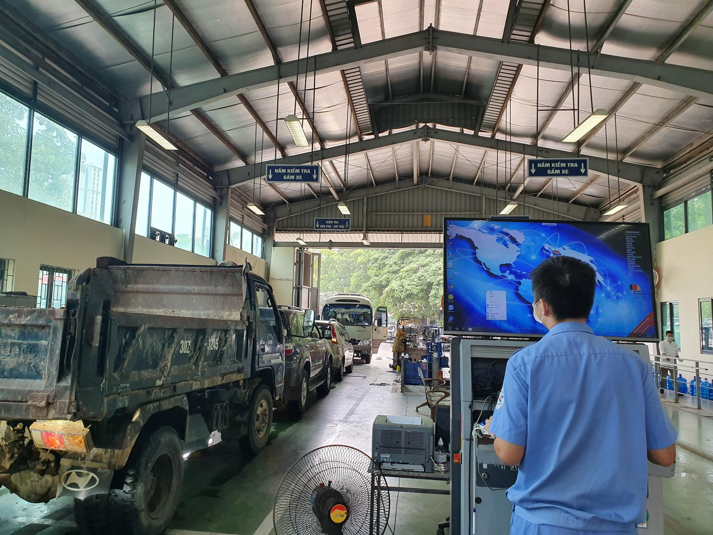 Ô tô xếp hàng dài trên dây chuyền đăng kiểm