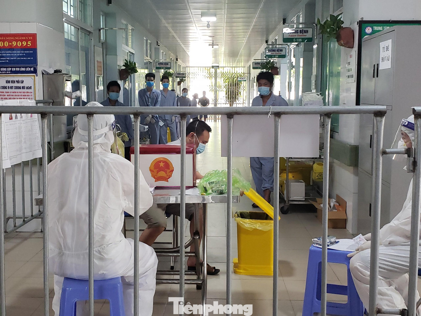 Điểm bỏ phiếu được bố trí ngay trong khu cách ly Bệnh viện dã chiến số 1 TTYT huyện Tiên Du.