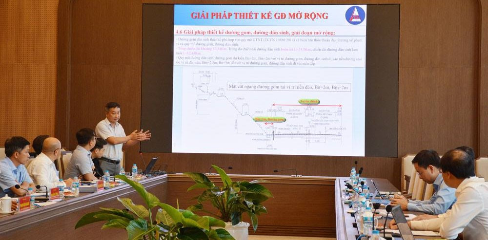 Đại diện đơn vị tư vấn đã báo cáo các giải pháp thiết kế giai đoạn mở rộng. Ảnh: Thanh Huyền Đại diện đơn vị tư vấn đã báo cáo các giải pháp thiết kế giai đoạn mở rộng. Ảnh: Thanh Huyền