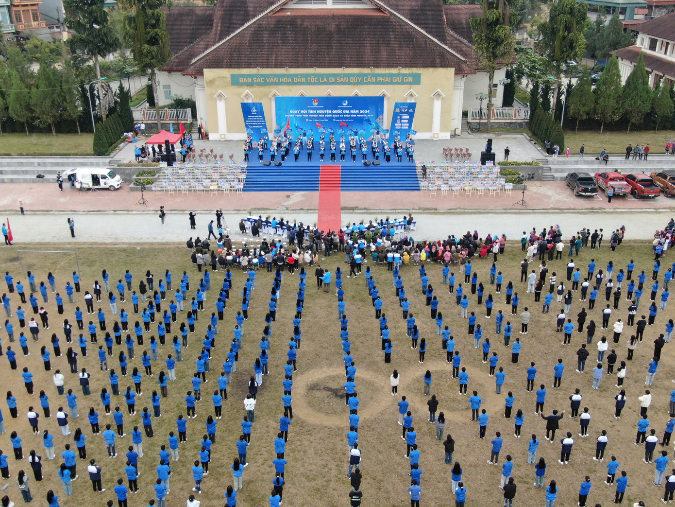 Tiết mục đồng diễn có sự tham gia của 200 tình nguyện viên tiêu biểu trên toàn quốc và 800 tình nguyện viên trên địa bàn tỉnh Lào Cai.