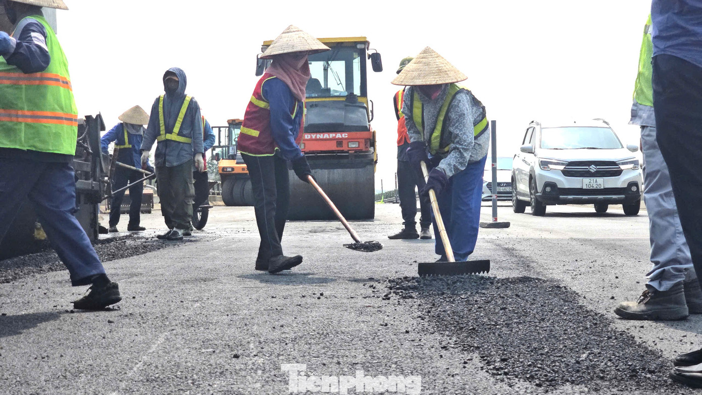 Công nhân dùng các dụng cụ thủ công để tinh chỉnh các điểm máy rải nhựa chưa đều để tránh dằn xóc. Công nhân dùng các dụng cụ thủ công để tinh chỉnh các điểm máy rải nhựa chưa đều để tránh dằn xóc.