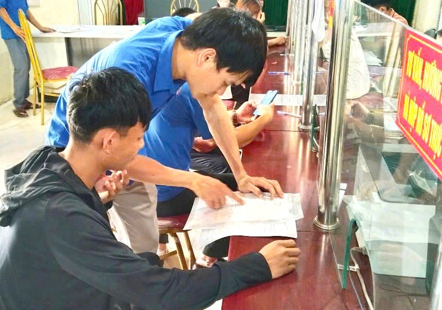 Hơn 380 tình nguyện viên đã có mặt tại Trung tâm Phục vụ hành chính công cấp xã để hỗ trợ người dân và doanh nghiệp thực hiện các thủ tục hành chính.