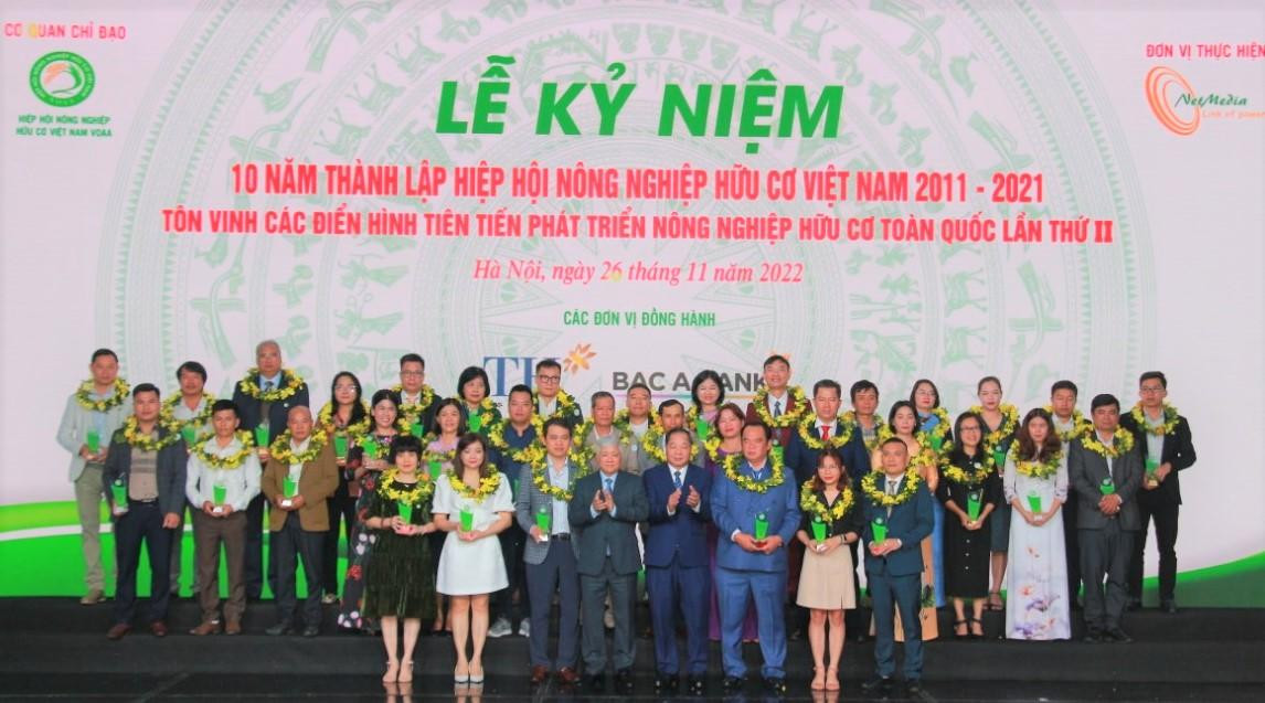 Ông Đỗ Văn Chiến, Chủ tịch Ủy ban Trung ương Mặt trận Tổ quốc Việt Nam và TSKH. Hà Phúc Mịch trao giải cho các đơn vị, cá nhân có thành tích trong việc phát triển nông nghiệp hữu cơ Ông Đỗ Văn Chiến, Chủ tịch Ủy ban Trung ương Mặt trận Tổ quốc Việt Nam và TSKH. Hà Phúc Mịch trao giải cho các đơn vị, cá nhân có thành tích trong việc phát triển nông nghiệp hữu cơ