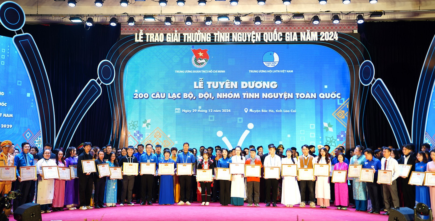 200 Câu lạc bộ, đội, nhóm có thành tích xuất sắc tiêu biểu trong hoạt động tình nguyện 2024 cũng được vinh danh tại chương trình.