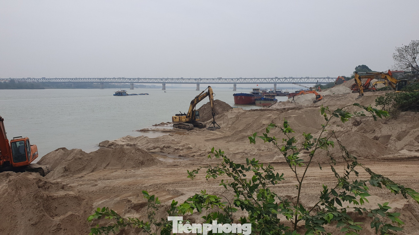 Tại khu vực gần đình Chèm (phường Thụy Phương) có khoảng gần chục bãi cát. Khu vực cửa khẩu K54+520 (đối diện với con đường rẽ vào UBND phường Thụy Phương), ngay lối vào là điểm tuần tra (công an phường Thụy Phương). Cạnh đó là khu đất có biển đề Cty CP DV Môi trường Thăng Long - Trạm rửa ô tô chở vật liệu rời bến Chèm 1. Nhưng bên trong, những núi cát vẫn sừng sững sát mép sông Hồng. Trên bờ, hàng chục xe cẩu chực chờ. Tại khu vực gần đình Chèm (phường Thụy Phương) có khoảng gần chục bãi cát. Khu vực cửa khẩu K54+520 (đối diện với con đường rẽ vào UBND phường Thụy Phương), ngay lối vào là điểm tuần tra (công an phường Thụy Phương). Cạnh đó là khu đất có biển đề Cty CP DV Môi trường Thăng Long - Trạm rửa ô tô chở vật liệu rời bến Chèm 1. Nhưng bên trong, những núi cát vẫn sừng sững sát mép sông Hồng. Trên bờ, hàng chục xe cẩu chực chờ.