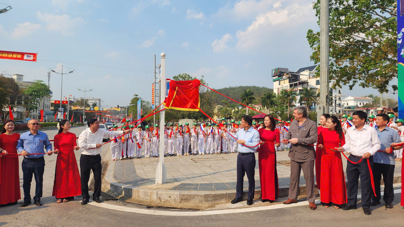 Phó Thủ tướng Chính phủ Lê Thành Long và đoàn công tác của Trung ương đã tham dự hoạt động gắn biển tên đường Roman Lazarovic Karmen. Ảnh: Ngọc Thủy.