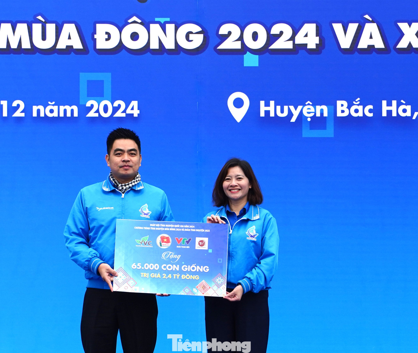 Chị Đỗ Thị Kim Hoa - Ủy viên Đoàn Chủ tịch Ủy ban Trung ương Hội Liên hiệp thanh niên Việt Nam, Giám đốc Trung tâm Tình nguyện Quốc gia trao biển tượng trưng hỗ trợ con giống cho người dân.