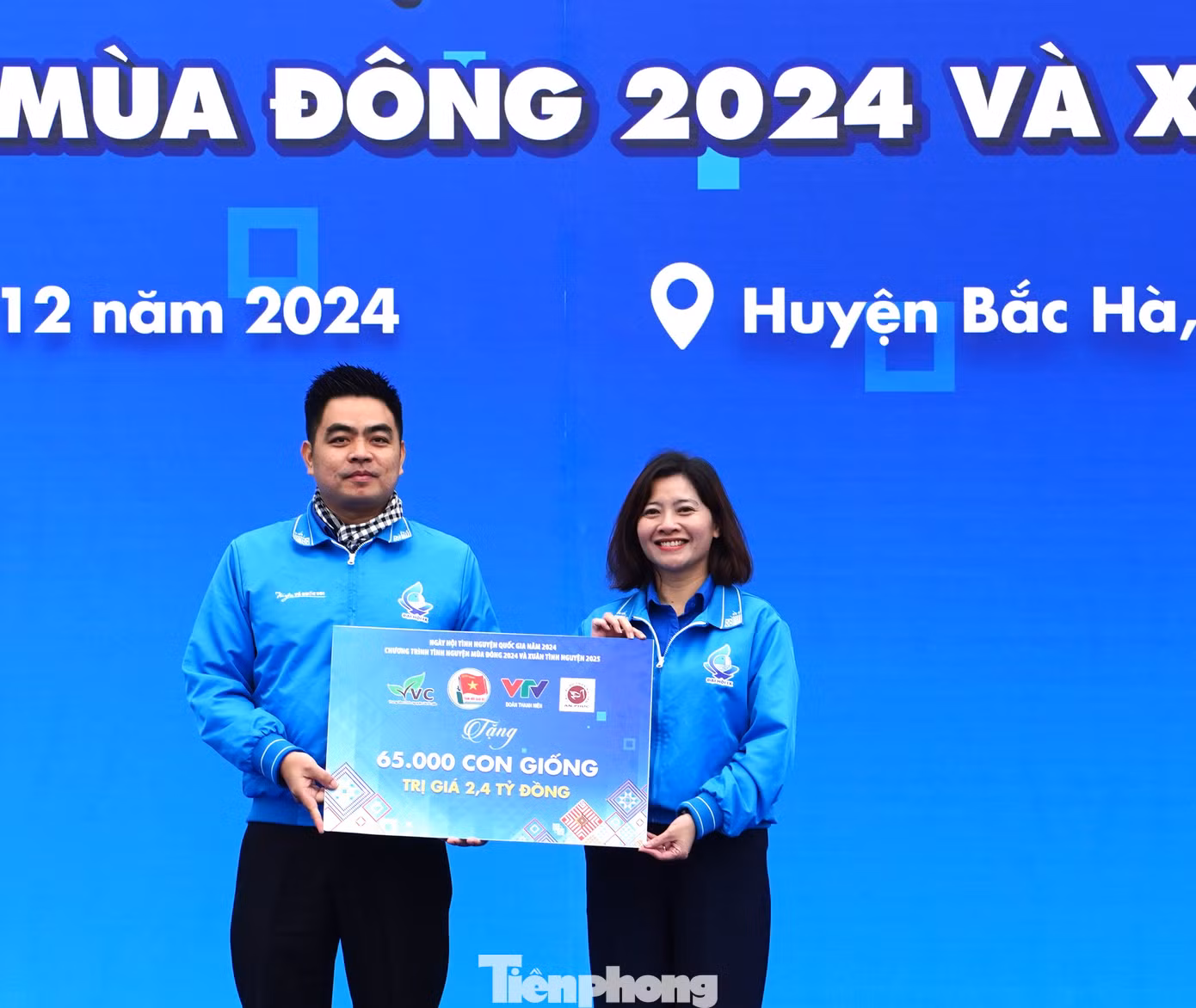 Chị Đỗ Thị Kim Hoa - Ủy viên Đoàn Chủ tịch Ủy ban Trung ương Hội Liên hiệp thanh niên Việt Nam, Giám đốc Trung tâm Tình nguyện Quốc gia trao biển tượng trưng hỗ trợ con giống cho người dân.
