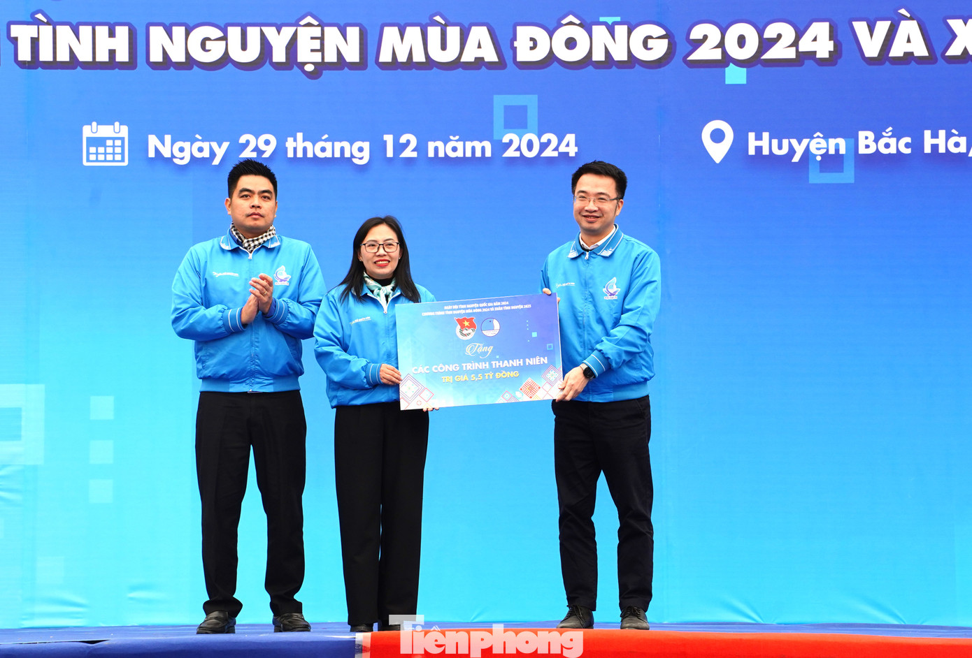 Anh Nguyễn Tường Lâm – Bí thư Ban Chấp hành Trung ương Đoàn, Chủ tịch Hội LHTN Việt Nam, Phó Chủ nhiệm thường trực Ủy ban Quốc gia về Thanh niên Việt Nam sẽ lên trao biển tượng trưng hỗ trợ các công trình thanh niên cho Tỉnh đoàn – Hội LHTN Việt Nam tỉnh Lào Cai.