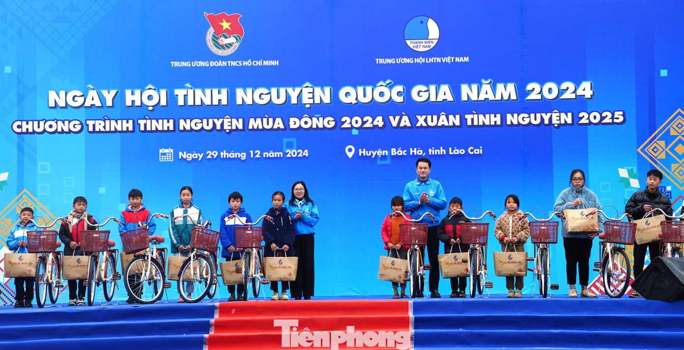 Trung ương Đoàn TNCS Hồ Chí Minh, Trung ương Hội Liên hiệp Thanh niên Việt Nam trao tặng 20 xe đạp cho 20 em học sinh có hoàn cảnh khó khăn