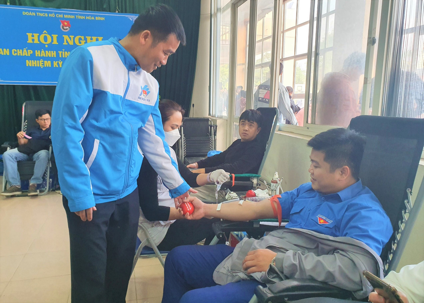 Anh Nguyễn Duy Tư - Phó Bí thư Tỉnh Đoàn Hòa Bình thăm hỏi các tình nguyện viên