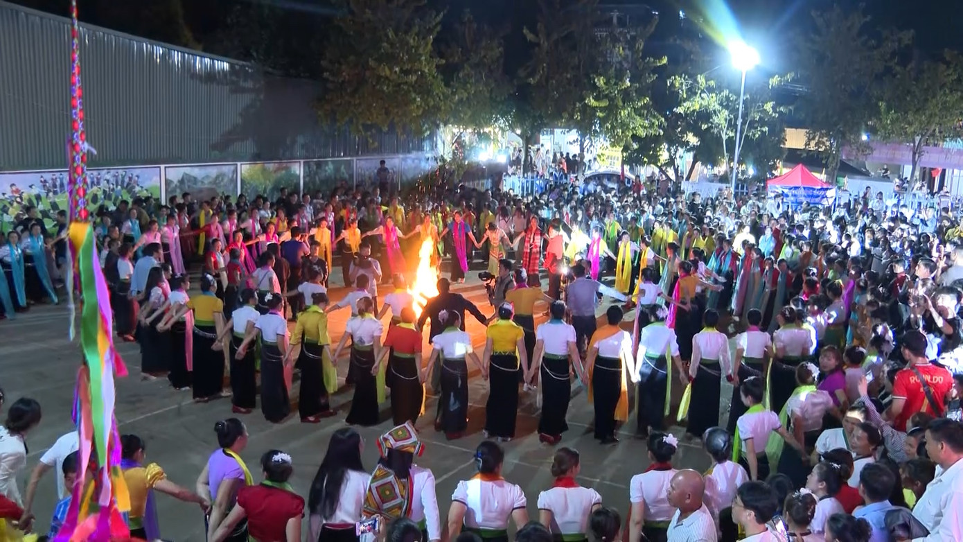 Các đại biểu, nhân dân và du khách cùng tham gia vòng xòe đoàn kết.