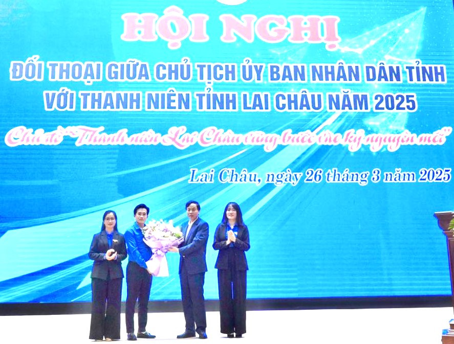 Chủ tịch UBND tỉnh Lai Châu Lê Văn Lương tặng hoa chúc mừng Tỉnh Đoàn Lai Châu nhân ngày Thành lập Đoàn TNCS Hồ Chí Minh 26/3. Chủ tịch UBND tỉnh Lai Châu Lê Văn Lương tặng hoa chúc mừng Tỉnh Đoàn Lai Châu nhân ngày Thành lập Đoàn TNCS Hồ Chí Minh 26/3.