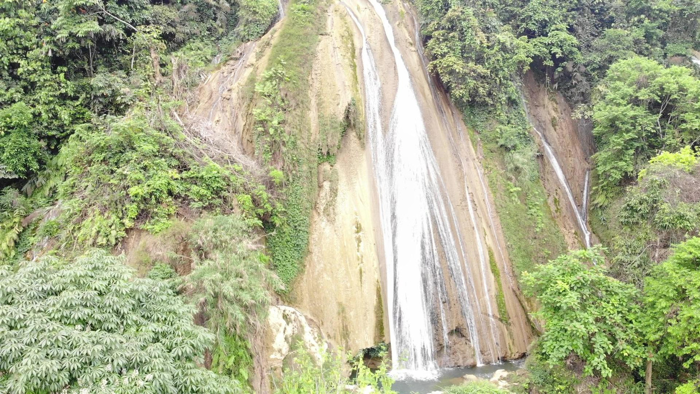 Dưới chân thác, dòng nước hiền hòa chảy qua bản làng, tưới tắm cho cây cối, ruộng đồng và là nơi lũ trẻ, người lớn tắm táp, vui đùa mỗi ngày. Dưới chân thác, dòng nước hiền hòa chảy qua bản làng, tưới tắm cho cây cối, ruộng đồng và là nơi lũ trẻ, người lớn tắm táp, vui đùa mỗi ngày.