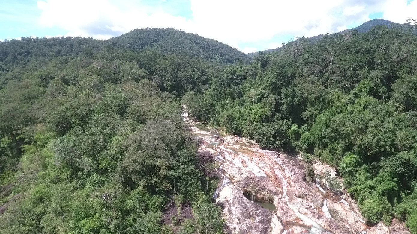 Từ trung tâm thị trấn Tô Hạp (huyện lỵ Khánh Sơn), theo tỉnh lộ 9 đến trung tâm xã Sơn Hiệp, đi khoảng 200m nữa sẽ đến chân thác Tà Gụ. Từ chân thác tiếp tục leo thêm 200m núi đá nữa mới lên đến đỉnh thác. Từ trung tâm thị trấn Tô Hạp (huyện lỵ Khánh Sơn), theo tỉnh lộ 9 đến trung tâm xã Sơn Hiệp, đi khoảng 200m nữa sẽ đến chân thác Tà Gụ. Từ chân thác tiếp tục leo thêm 200m núi đá nữa mới lên đến đỉnh thác.