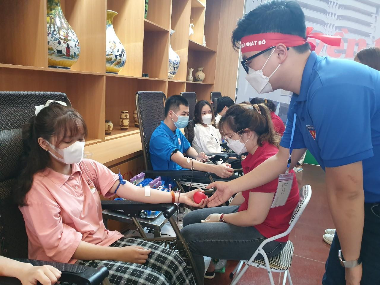 Có mặt từ sớm tại chương trình, Bí thư Đoàn trường ĐH Hùng Vương Trần Thành Vinh đang nhiệt tình hướng dẫn những sinh viên lần đầu tham gia hiến máu. “Đây là lần thứ 12 tôi tham gia hiến máu. Cũng như lần đầu cách đây 15 năm, tôi rất vinh dự được đóng góp một phần nhỏ giúp đỡ bệnh nhân. Tôi hạnh phúc, tự hào vì dòng máu mình hòa cùng sự sống của họ. Đây cũng là thể hiện tinh thần bản than vì cộng đồng”, anh Vinh chia sẻ.