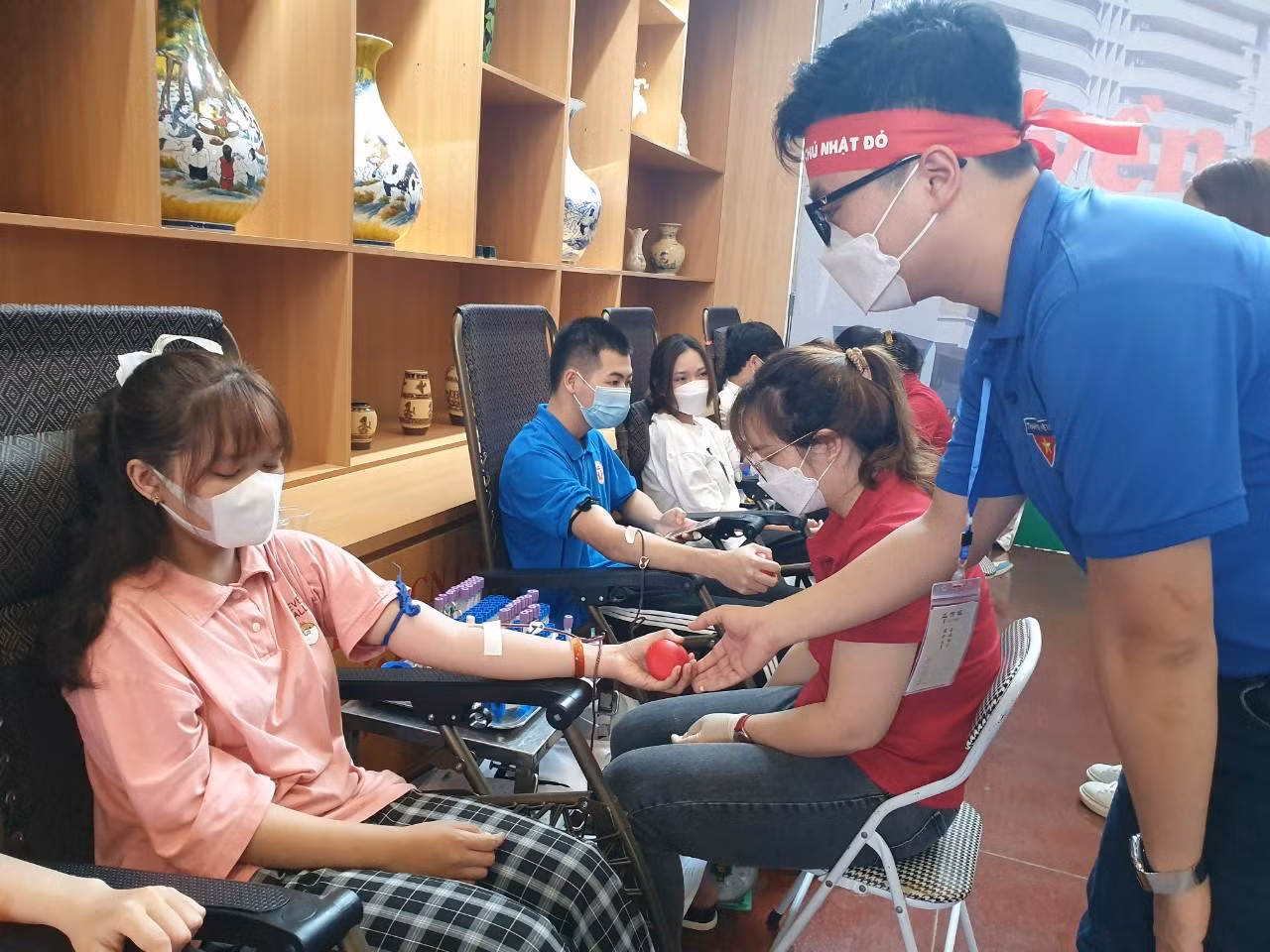 Có mặt từ sớm tại chương trình, Bí thư Đoàn trường ĐH Hùng Vương Trần Thành Vinh đang nhiệt tình hướng dẫn những sinh viên lần đầu tham gia hiến máu. “Đây là lần thứ 12 tôi tham gia hiến máu. Cũng như lần đầu cách đây 15 năm, tôi rất vinh dự được đóng góp một phần nhỏ giúp đỡ bệnh nhân. Tôi hạnh phúc, tự hào vì dòng máu mình hòa cùng sự sống của họ. Đây cũng là thể hiện tinh thần bản than vì cộng đồng”, anh Vinh chia sẻ.
