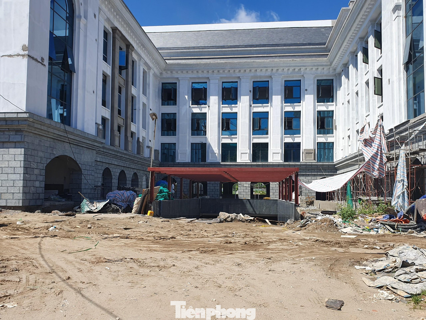 Trên công trường thi công Chung cư Rose Town (KĐT Pháp Vân, Tứ Hiệp) cũng không thấy máy móc hoạt động, cổng bị khoá.