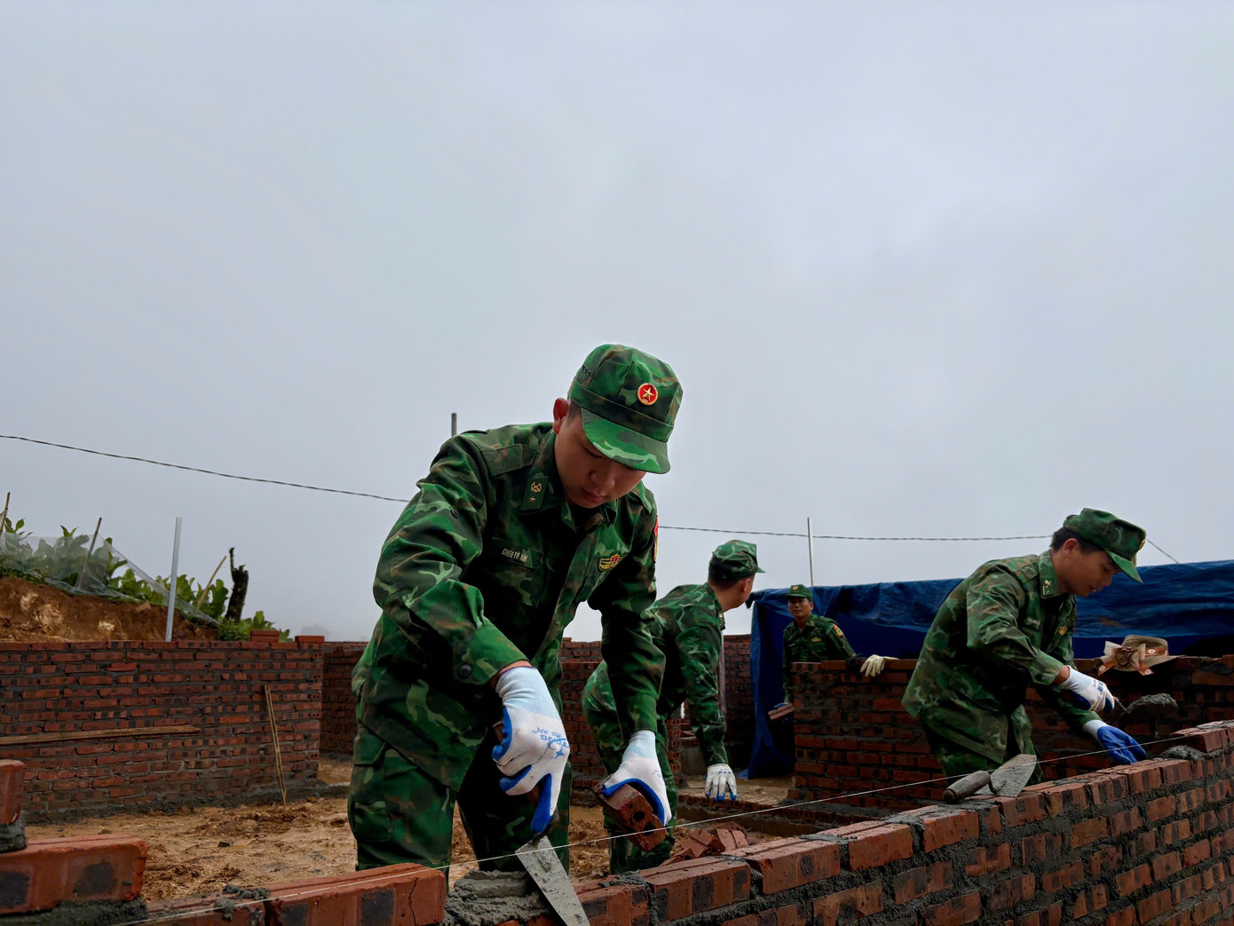 Bộ đội Biên phòng tỉnh Lai Châu đã triển khai phong trào hỗ trợ xóa nhà tạm, nhà dột nát cho hộ nghèo. Bộ đội Biên phòng tỉnh Lai Châu đã triển khai phong trào hỗ trợ xóa nhà tạm, nhà dột nát cho hộ nghèo.