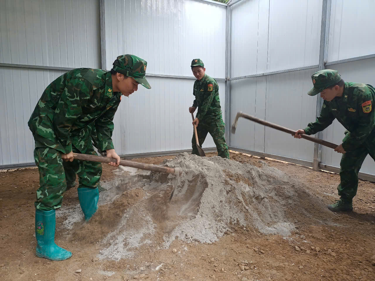 Không chỉ góp kinh phí, các cán bộ, chiến sỹ còn tham gia xây dựng, sửa chữa nhà cho người nghèo. Không chỉ góp kinh phí, các cán bộ, chiến sỹ còn tham gia xây dựng, sửa chữa nhà cho người nghèo.