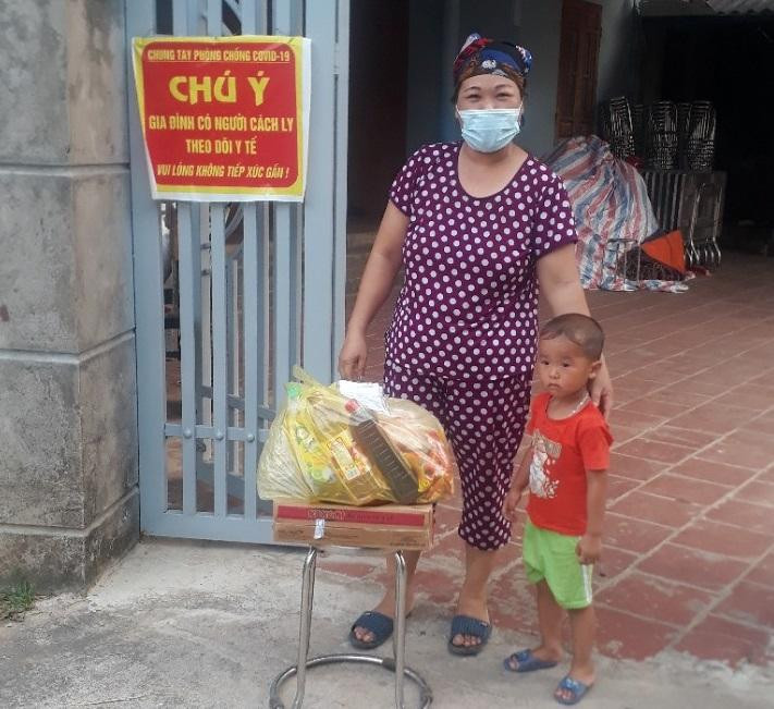 Ngoài các điểm cách ly tập trung cho trẻ em ở trong các trường học còn có những trẻ em đang cùng gia đình đang thực hiện nghiêm các quy định phòng, chống dịch bệnh. Cơ sở đoàn địa phương cũng tặng quà cho các bé nhưng đảm bảo việc giãn cách.