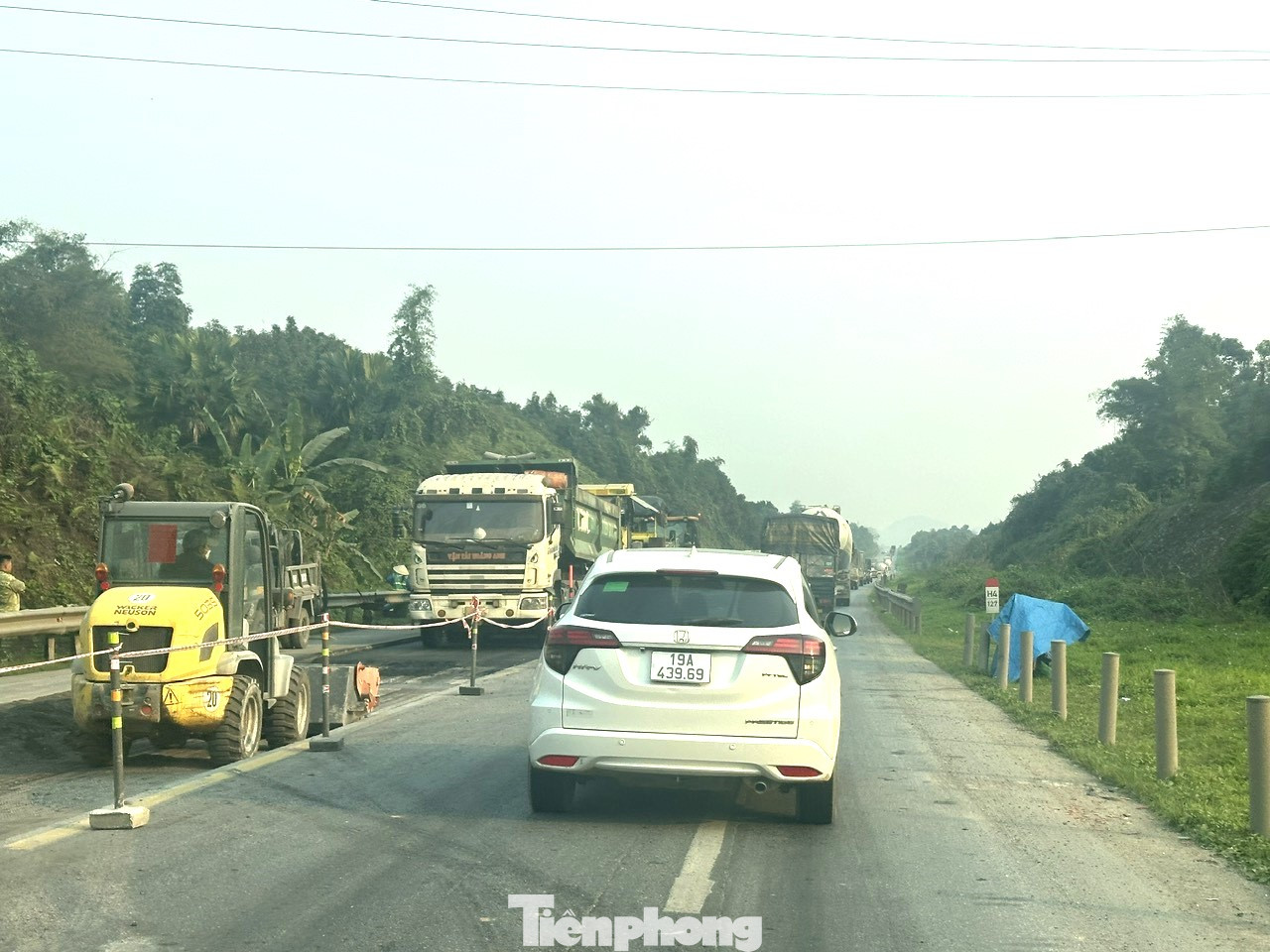 Các phương tiện nối đuôi nhau qua điểm thi công ở đoạn cao tốc hạn chế 2 làn đoạn qua địa phận tỉnh Yên Bái. Các phương tiện nối đuôi nhau qua điểm thi công ở đoạn cao tốc hạn chế 2 làn đoạn qua địa phận tỉnh Yên Bái.