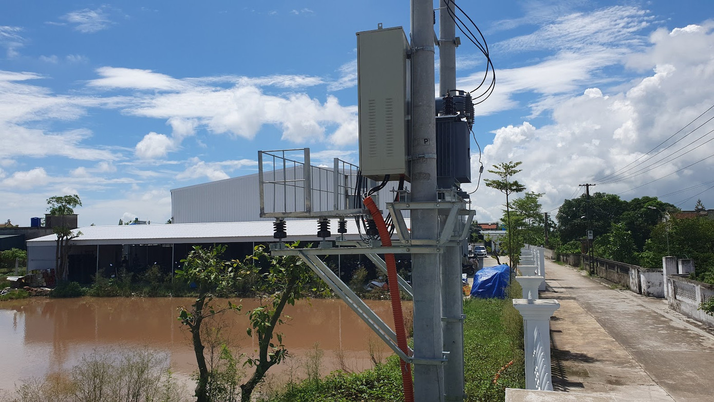 Nhà xưởng xây dựng trên đất hỗn hợp gồm đất ở, đất trồng cây lâu năm, đất lúa, nuôi trồng thủy sản, đất công… ở thôn Rưỡng Trực. Trong đó, phần đất nông nghiệp một phần bị đào ao, một phần được quây lên. Phần đất trồng cây lâu năm đã được xây xưởng sản xuất giày da. Những vi phạm này vẫn nguyên trạng. Nhà xưởng xây dựng trên đất hỗn hợp gồm đất ở, đất trồng cây lâu năm, đất lúa, nuôi trồng thủy sản, đất công… ở thôn Rưỡng Trực. Trong đó, phần đất nông nghiệp một phần bị đào ao, một phần được quây lên. Phần đất trồng cây lâu năm đã được xây xưởng sản xuất giày da. Những vi phạm này vẫn nguyên trạng.