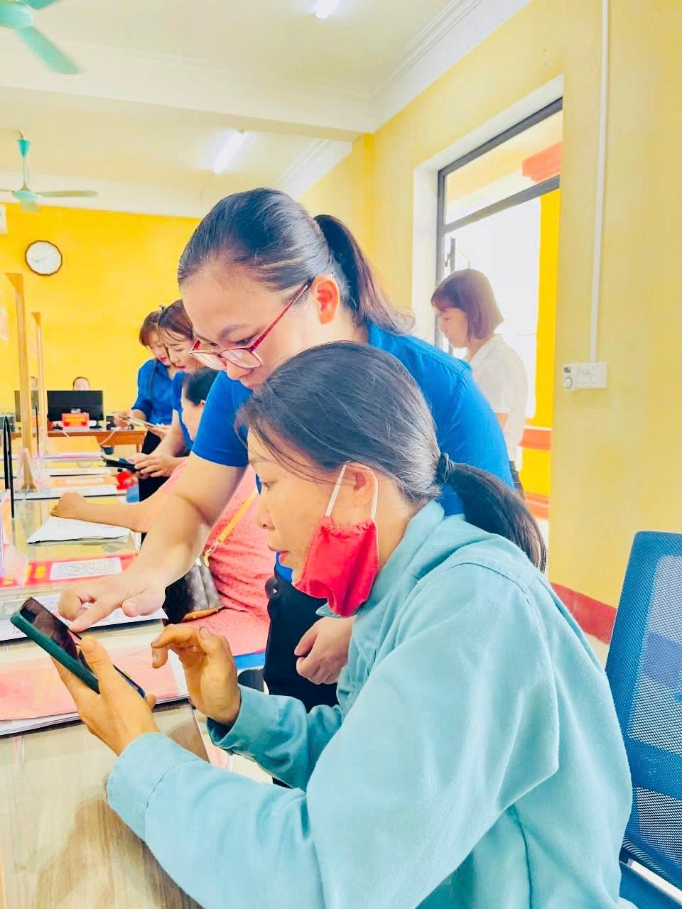 Bên cạnh việc hỗ trợ kỹ thuật, các đội hình tình nguyện còn tuyên truyền sâu rộng về lợi ích của chuyển đổi số, đặc biệt khuyến khích người dân lựa chọn hình thức nhận kết quả qua dịch vụ bưu chính công ích – vừa tiết kiệm thời gian, vừa giảm áp lực cho bộ máy hành chính tại cơ sở.