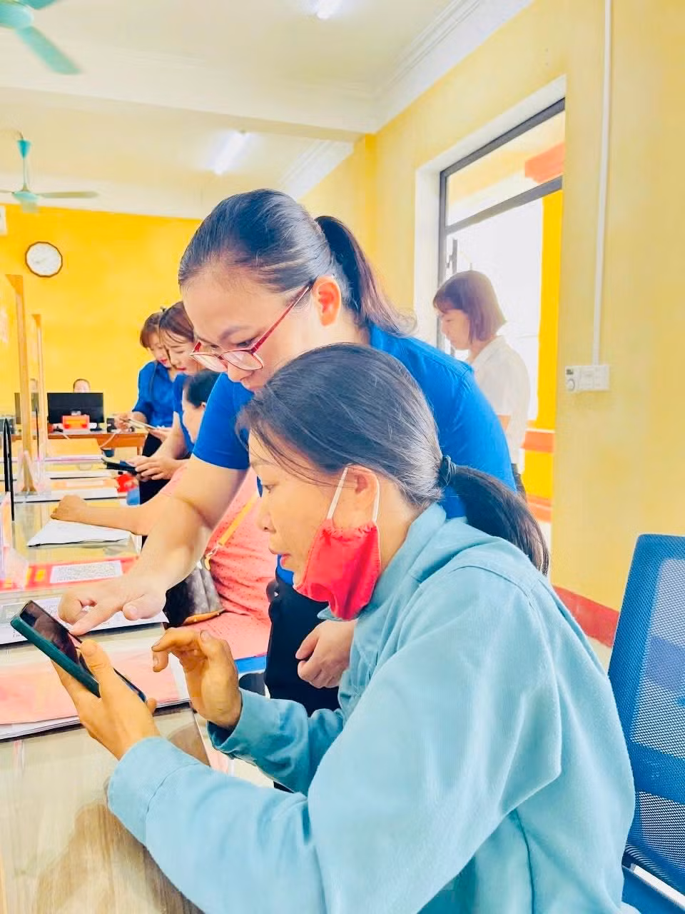 Bên cạnh việc hỗ trợ kỹ thuật, các đội hình tình nguyện còn tuyên truyền sâu rộng về lợi ích của chuyển đổi số, đặc biệt khuyến khích người dân lựa chọn hình thức nhận kết quả qua dịch vụ bưu chính công ích – vừa tiết kiệm thời gian, vừa giảm áp lực cho bộ máy hành chính tại cơ sở.