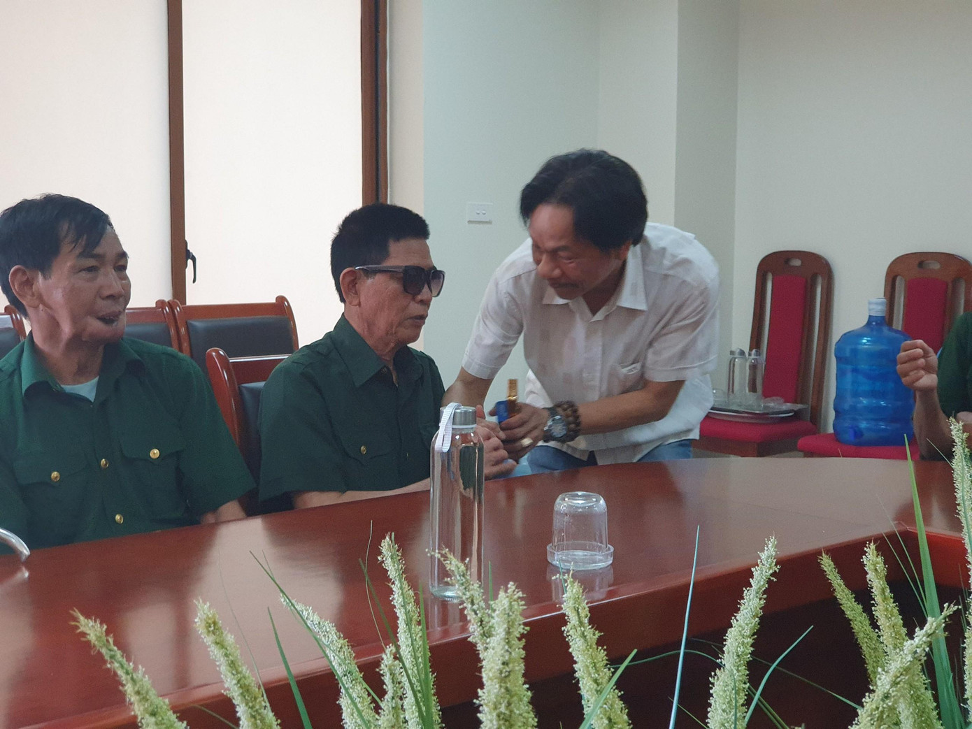 Cũng trong sáng nay, đoàn công tác của báo Tiền Phong đến thăm Trung tâm Điều dưỡng Người có công tỉnh Bắc Giang. Đây là nơi quản lý, nuôi dưỡng, điều trị Thương bệnh binh nặng, mất sức 81% trở lên của 4 tỉnh phía Bắc gồm Bắc Giang, Bắc Ninh, Hà Nội, Hải Dương. Ngoài ra, Trung tâm còn điều dưỡng luân phiên tập trung cho 1.802 đối tượng là người có công với cách mạng của tỉnh. Tại đây, đoàn công tác trao tặng phần quà trị giá 20 triệu đồng. Đây là phần quà mà Cty Tài chính TNHH Ngân hàng Việt Nam Thịnh Vượng SMBC đồng hành cùng báo Tiền Phong trao tặng.