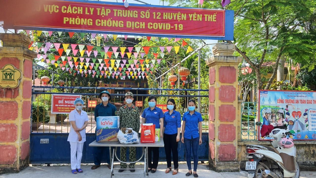 Sự quan tâm, động viên kịp thời này sẽ góp phần mang lại cho trẻ em đang thực hiện cách ly, trẻ em có hoàn cảnh khó khăn, trẻ mồ côi trên địa bàn tỉnh một cái Tết Thiếu nhi đặc biệt nhưng vẫn đầy đủ tình yêu thương. Ảnh chụp tại Khu cách ly tập trung số 12 huyện Yên Thế.