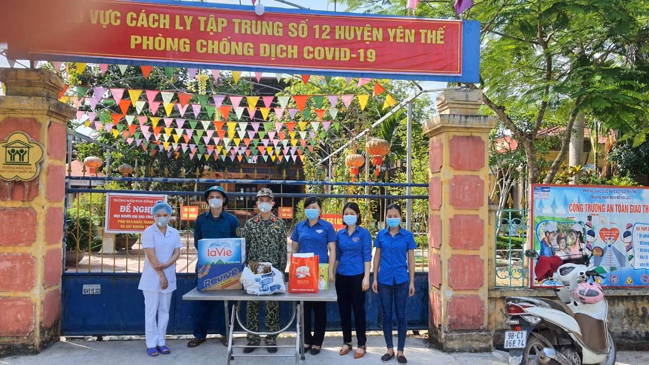 Sự quan tâm, động viên kịp thời này sẽ góp phần mang lại cho trẻ em đang thực hiện cách ly, trẻ em có hoàn cảnh khó khăn, trẻ mồ côi trên địa bàn tỉnh một cái Tết Thiếu nhi đặc biệt nhưng vẫn đầy đủ tình yêu thương. Ảnh chụp tại Khu cách ly tập trung số 12 huyện Yên Thế.