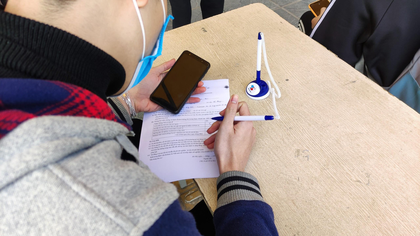 Tại bệnh viện Medlatec giá test nhanh COVID-19 là 100 nghìn đồng/mẫu, còn xét nghiệm PCR là 500 nghìn đồng/mẫu đơn và 110 nghìn đồng/mẫu (test gộp).